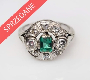 Pierścionek z brylantami i szmaragdem