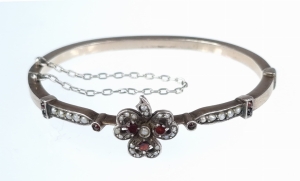  Bracelet with garnets and pearls, 19th century