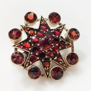 Garnets brooch, early 20th century