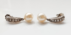 Diamonds and pearls earrings