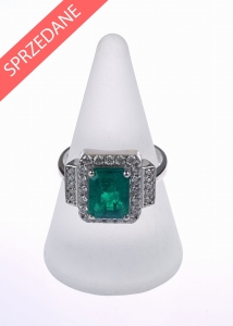 Pierścionek ze szmaragdem i brylantami