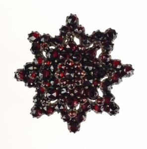 Garnets brooch, early 20th century