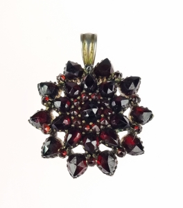 Garnets pendant, early 20th century