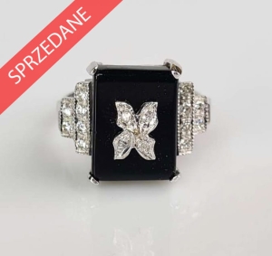 Pierścionek z brylantami i onyxem