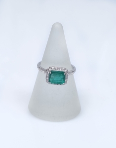 Emerald and diamonds ring
