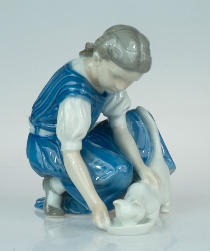 Dziewczynka karmiąca kotka, Ingeborg Plockross Irminger, Bing & Grondahl, 1970-1983 , antyki Warszawa, skup antyków, porcelana, stara porcelana, Galeria Żak
