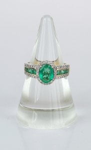 Emerald and diamonds ring