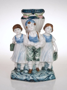 Grupa figuralna z wazonikiem, XX w. 