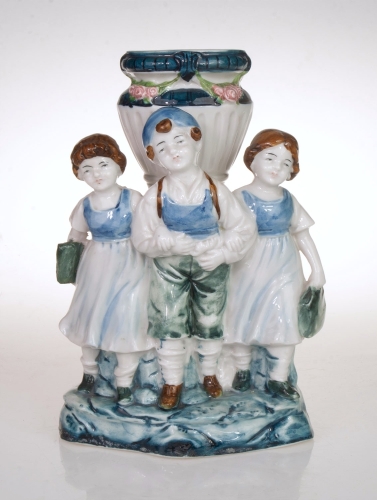 Grupa figuralna z wazonikiem, XX w.  , antyki Warszawa, skup antyków, porcelana, stara porcelana, Galeria Żak