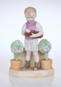 Figurka z wazonikiem, XX w. 