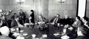 Ireneusz Radkiewicz "Premier Mazowiecki z delegacją Polonii Francuskiej", 1990 r.