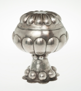 Puszka srebrna na komunikanty.